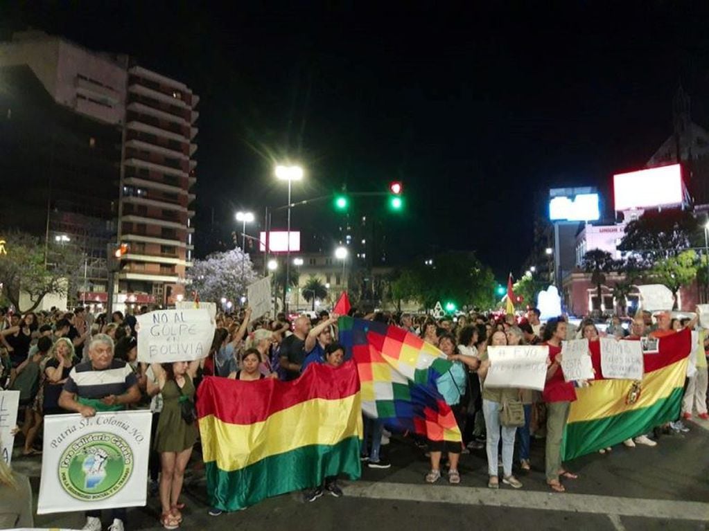 Manifestantes marcharon frente al Patio Olmos en Córdoba por la situación de Bolivia. (Osvaldo Iachetta, Facebook)