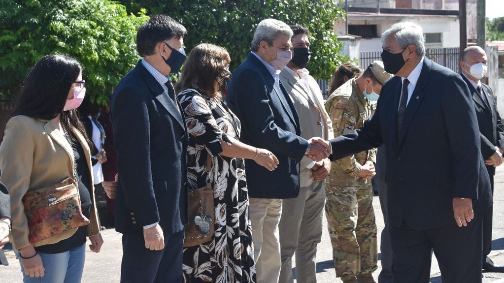El vicegobernador Haquim saluda a los descendientes del teniente coronel José María Fascio, presentes en el acto.