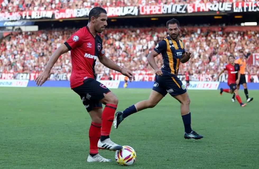 Maxi Rodríguez y Fabián Rinaudo jugaron en el clásico rosarino que terminó empatado el 10 de febrero de 2019. (@canoboficial)