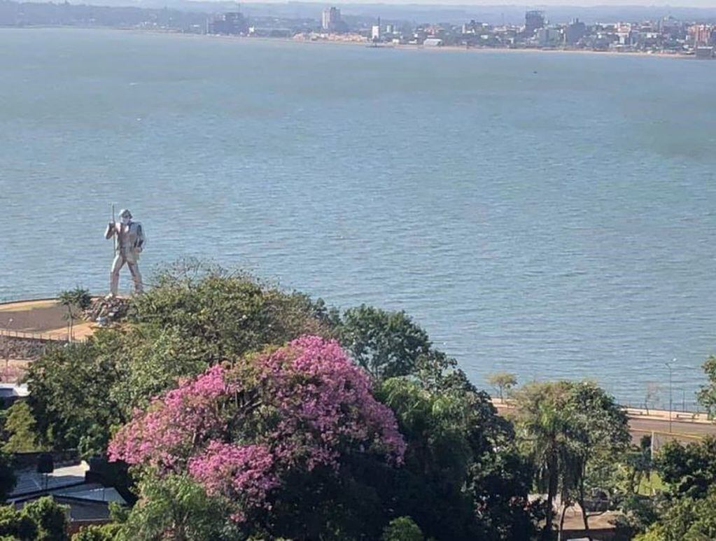 Vista del Río Paraná a la altura de la Costanera donde está el monumento a Andresito. (Marcelo Almada)