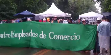 Manifestación en el acceso al aeropuerto de Puerto Iguazú