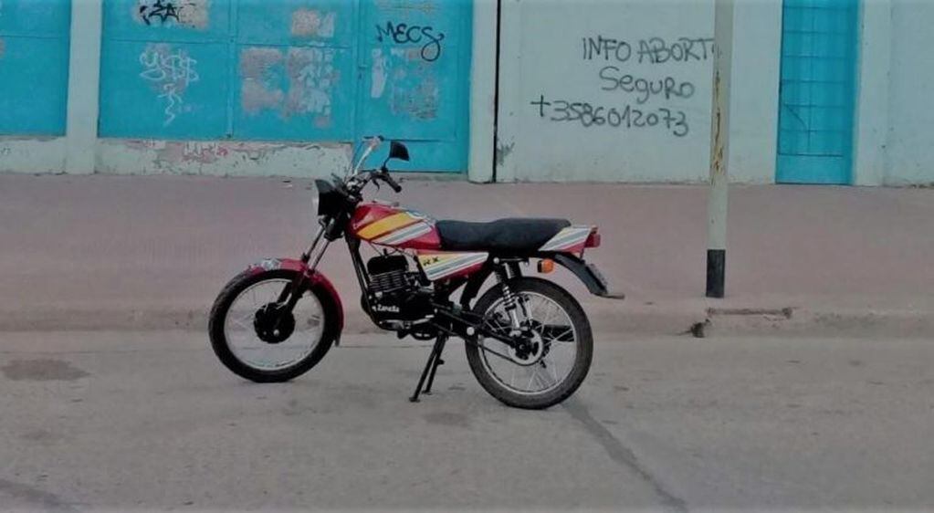 Alcides Benavídez viajó en moto Zanella desde Morteros a Río Cuarto para ver a su hijo Gastón.