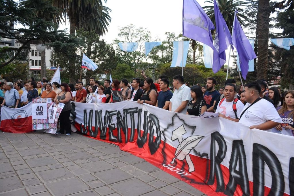 Militantes de la Juventud Radical de Jujuy, en la plaza Belgrano acompañando a los dirigentes de la UCR Provincial.