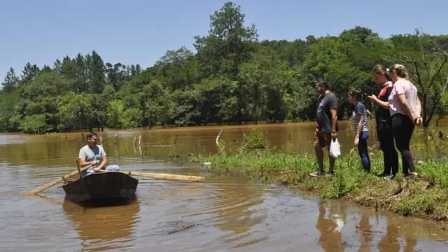 Ayudó a sus vecinos a cruzar las inundaciones para ir a votar en Panambí.