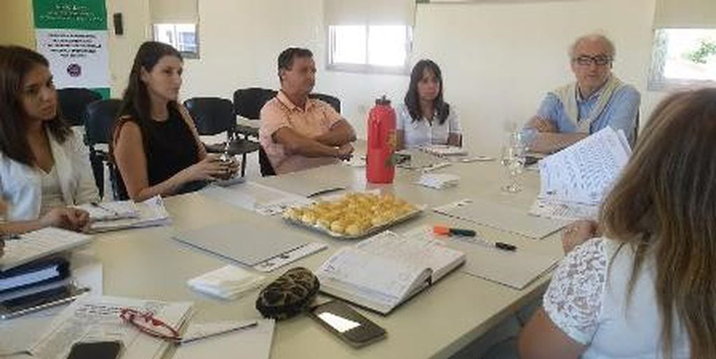 La ministra Aguirre con empresarios, entre quienes se contaron el titular de la CEM, Alejandro Haene. (Prensa Coop. )
