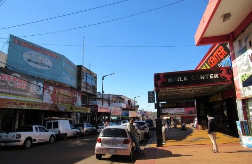 Zona comercial de Encarnación, Paraguay.