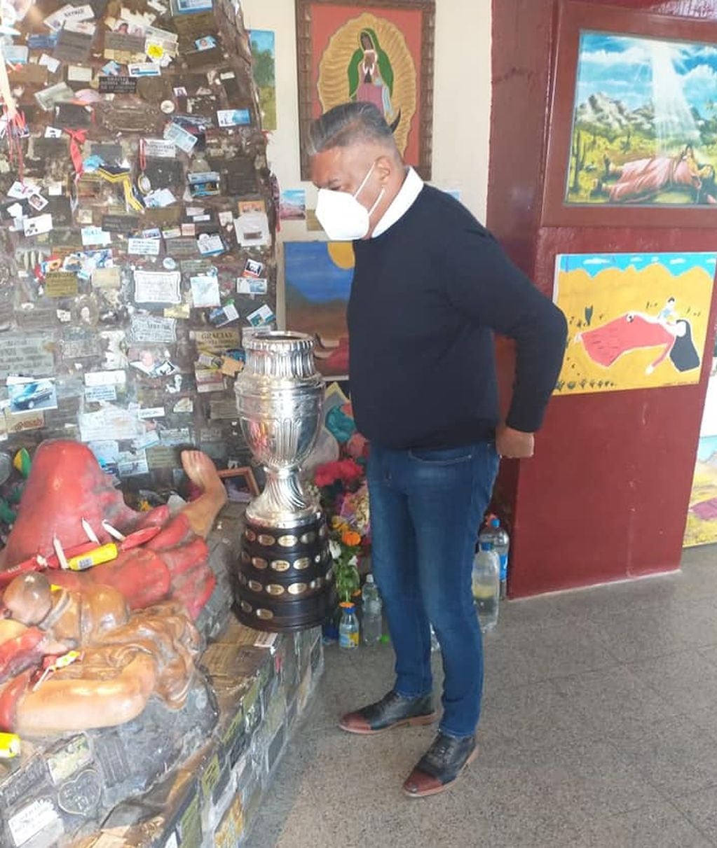 El Chiqui Tapia le llevó la Copa América a la Difunta Correa hasta su santuario.