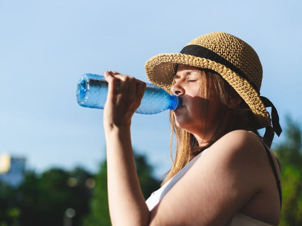 Una de las recomendaciones antes el golpe de calor es hidratarse con agua.