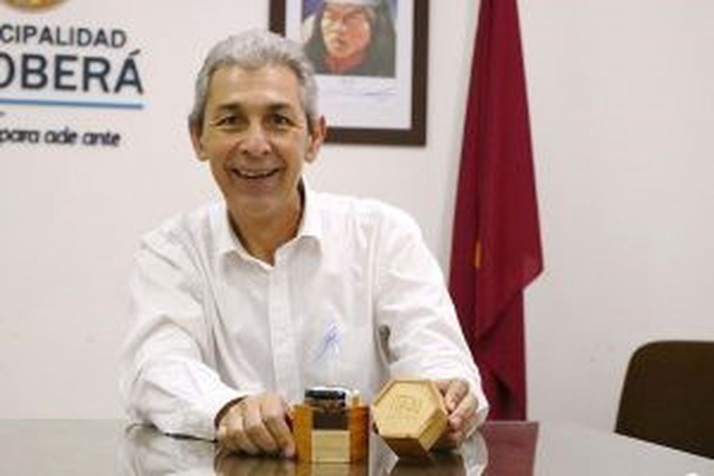 Intendente de Oberá, Carlos Fernández, en la entrega de certificaciones. (Oberá inside)