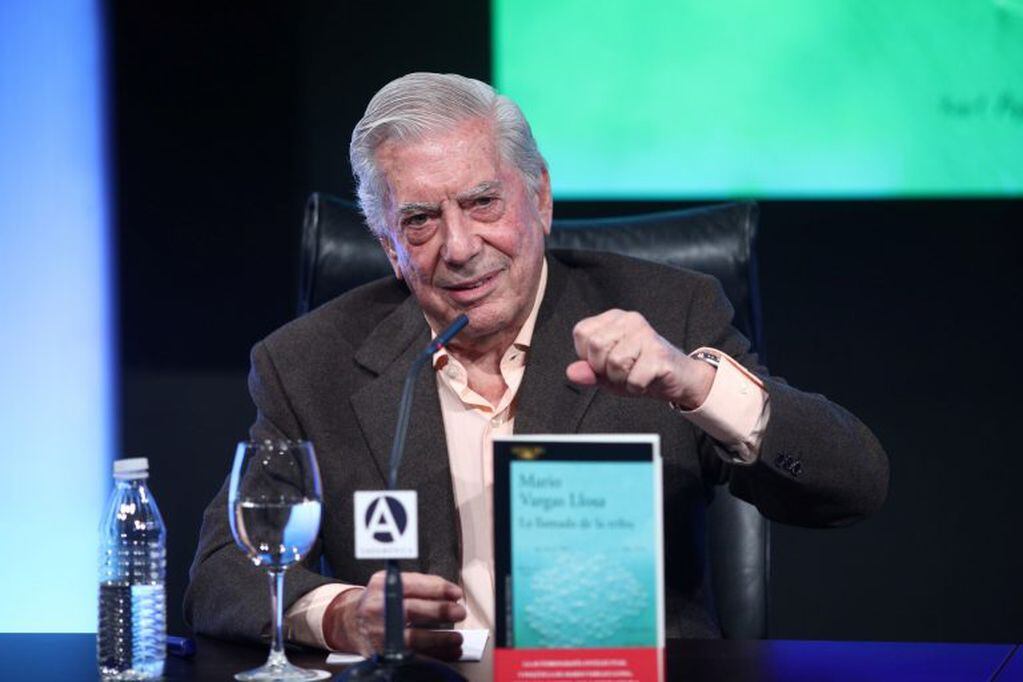 El Nobel de Literatura peruano Mario Vargas Llosa presenta su último libro "La llamada de la tribu".