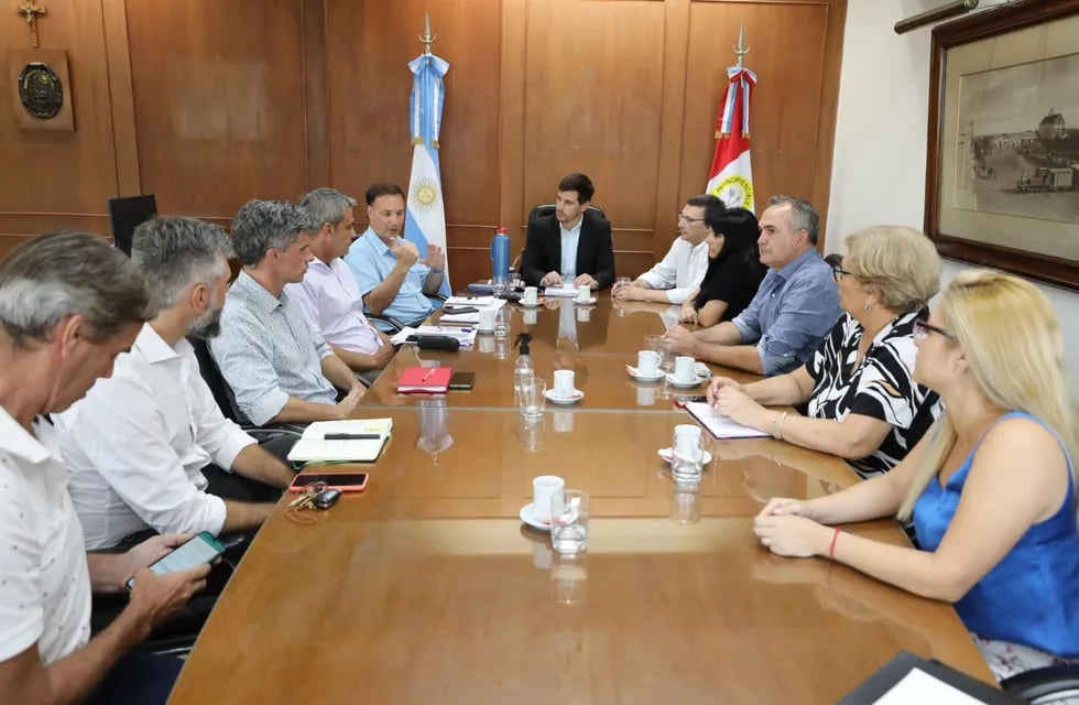 Diálogo entre el ministro de Obras Públicas provincial, Lisandro Enrico, el intendente y los concejales