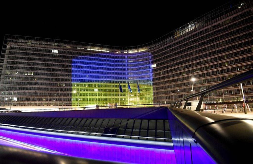 El edificio de la Comisión Europea, "vestido" de azul y amarillo.