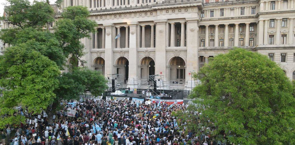 La multitudinaria marcha por el asesinato de Lucas González, de este lunes por la tarde. Foto Clarín.