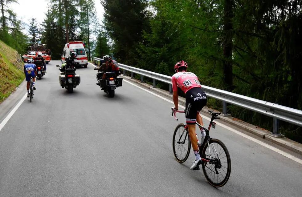 Netherlands' Tom Dumoulin of team Sunweb rides during the 16th stage of the 100th Giro d'Italia, Tour of Italy, cycling race from Rovetta to Bormio on May 23, 2017. nItaly's Vincenzo Nibali pipped Spanish rival Mikel Landa to victory in a dramatic 16th stage of the Giro d'Italia that saw drained race leader Tom Dumoulin struggle to retain the pink jersey. / AFP PHOTO / Luk BENIES