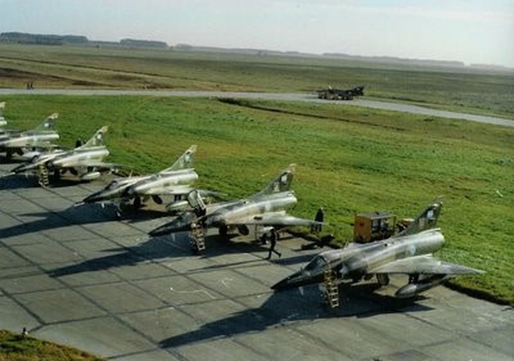 Línea de aviones Mirage Dagger en el continente, listos
para combatir a los invasores ingleses.