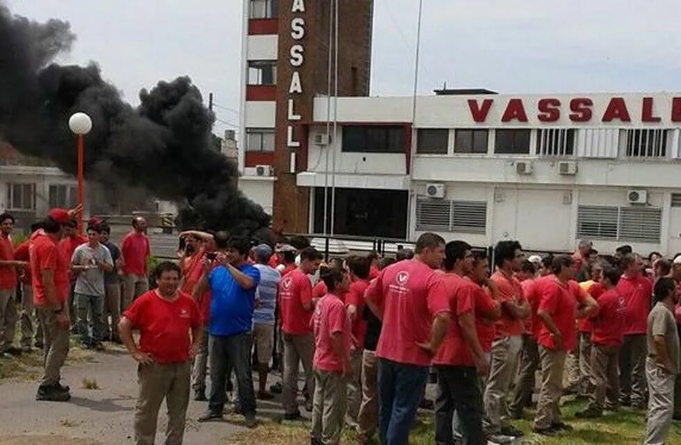 Los empleados intentaron cobrar por home banking pero no tuvieron suerte. (Mónica Marinelich)