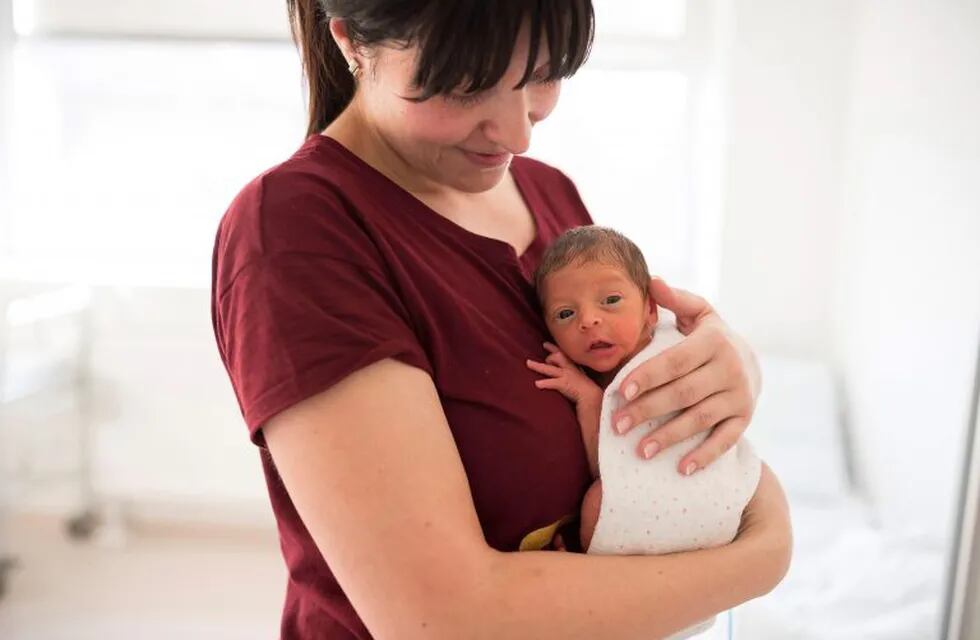 MTI103. NYIREGYHAZA (HUNGRÍA), 16/11/2018.- Una mujer abraza a su hijo en la Unidad de Cuidados Intensivos de Neonatos del hospital universitario Josa Andras en Nyiregyhaza, a 245 km al este de Budapest (Hungría) el 13 de noviembre de 2018. El Día Mundial del Recién Nacido Prematuro se celebra cada 17 de noviembre. EFE/ Attila Balazs PROHIBIDO SU USO EN HUNGRÍA