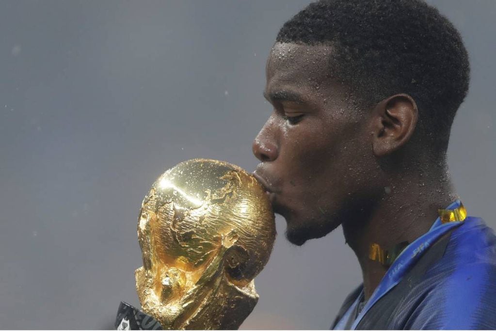 El último campeón del mundo fue el seleccionado de Francia, en Rusia 2018. En la foto, se lo puede ver a Paul Pogba besando la Copa del Mundo. Foto AP.
