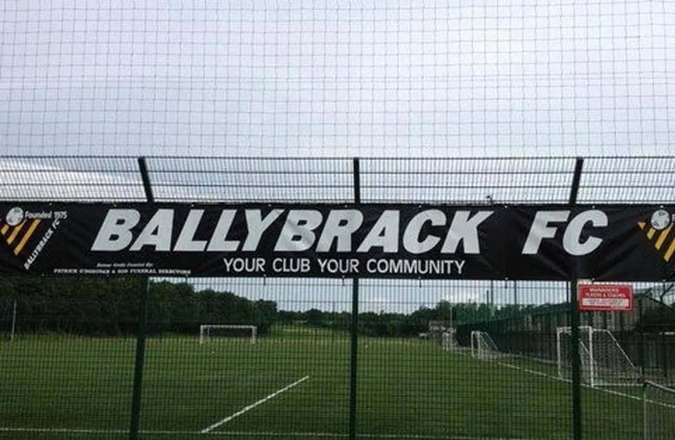El club irlandés Ballybrack FC le dedicó un minuto de silencio a uno de sus futbolistas, pero estaba vivo.