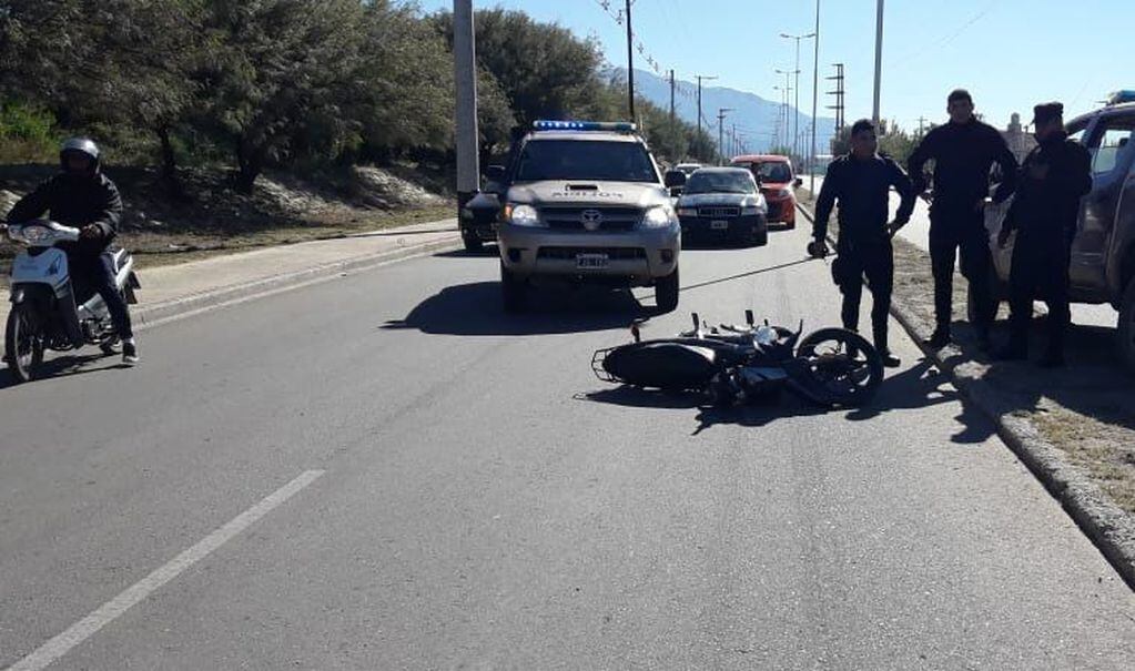 La motocicleta que trasladaba a los dos jòvenes quedó tendida sobre el asfalto tras la caída. Horas después, fallecieron en el Hospital de Chilecito