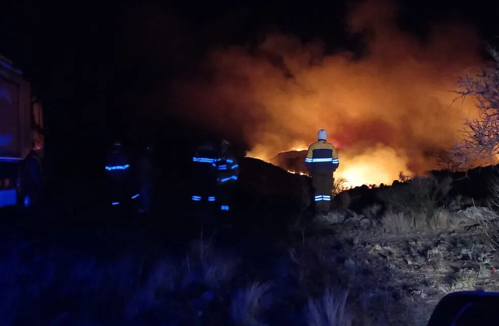 Incendio en Cuchi Corral, La Cumbre. Más de 100 efectivos están en la zona (Gentileza Claudia Cepeda, La Nómina)