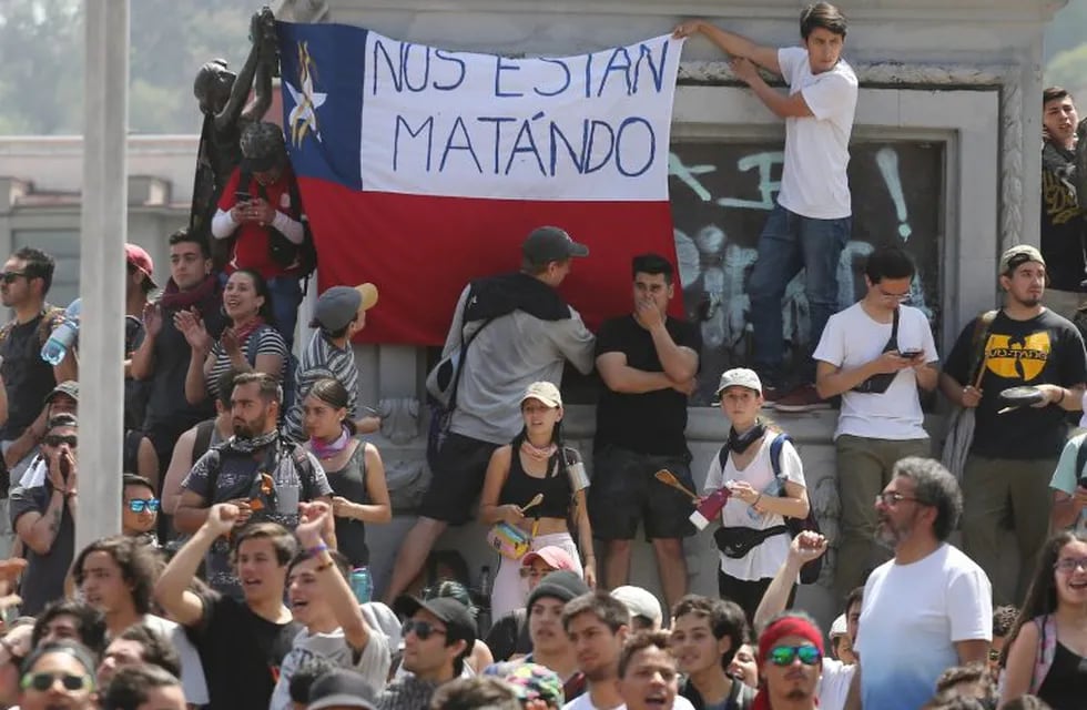 Personas se manifiestan en el centro de Santiago de Chile. (EFE)