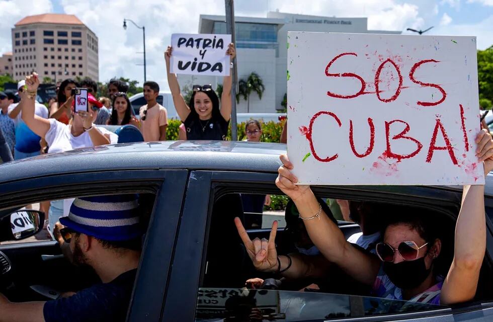 Cientos de personas durante una manifestación en solidaridad con miles de cubanos. (Miami Herald via AP)