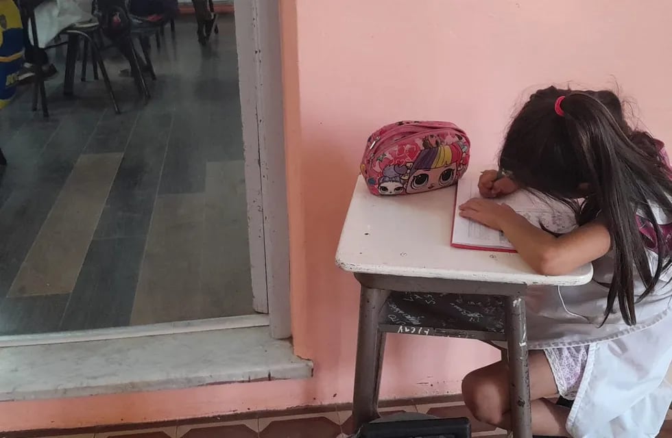 Saldungaray: directivos decidieron que una alumna tuviera su pupitre fuera del aula