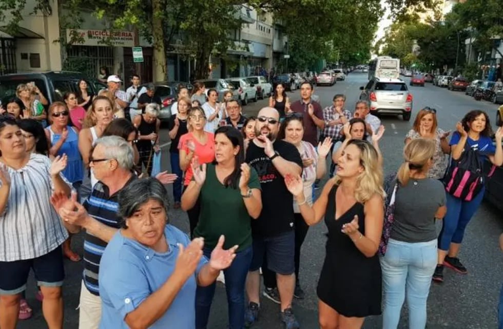 Familares y vecinos realizaron una protesta, en demanda de justicia por el asesinato de Bruno Picco.