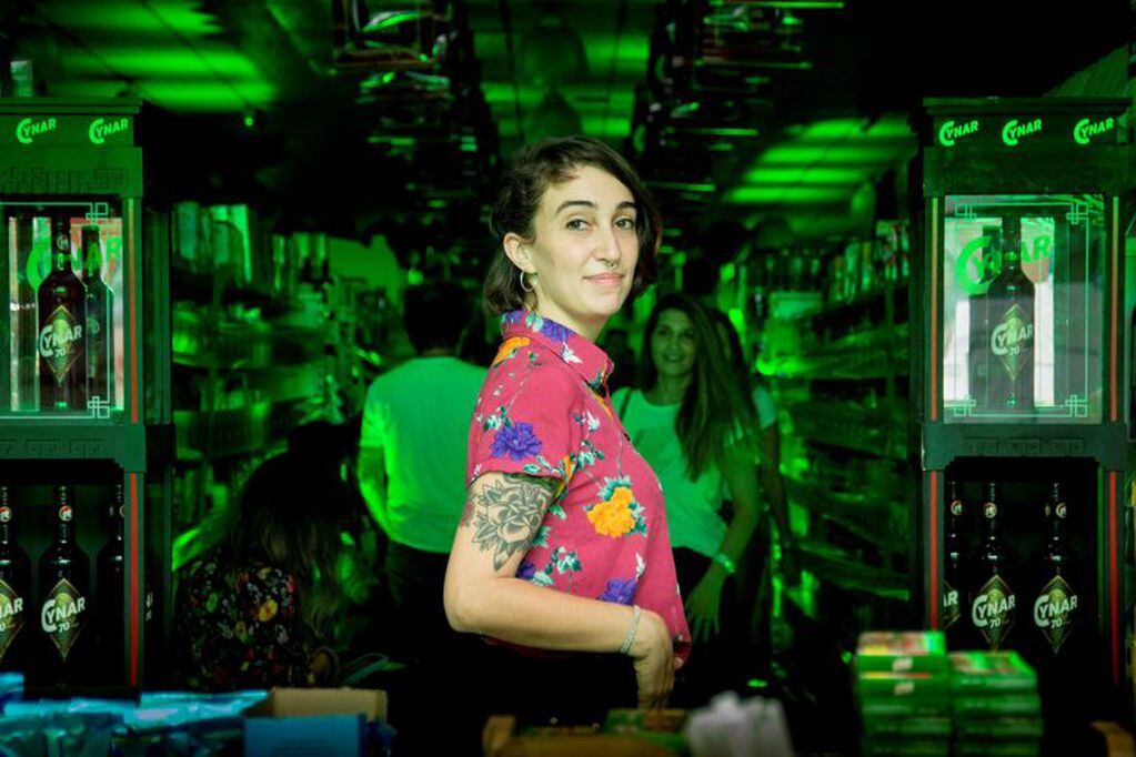 Se viene una noche verde a los bares de Córdoba. Imágenes de la acción de Cynar en supermercado chino de Buenos Aires.
