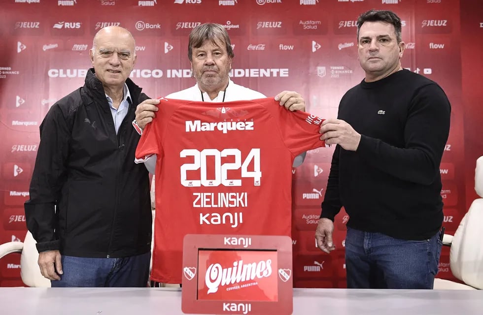 Zielinski tras firmar su contrato con Independiente. Foto: Prensa CAI.