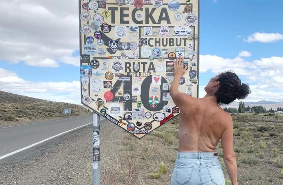 Laura Biscarreta se retrata en distintas partes de la Argentina con la espalda descubierta