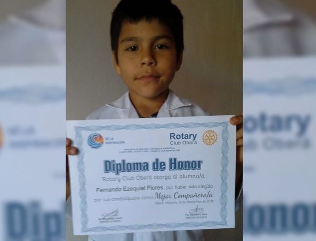 Fernando Flores muestra otro reconocimiento otorgado por el Rotary Club de Oberá. (Foto: Primera Edición)