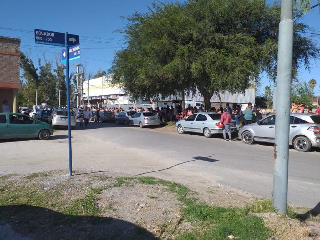 Largas filas se observan en el Polideportivo de Alta Gracia, donde se están entregando las tarjetas alimentarias.