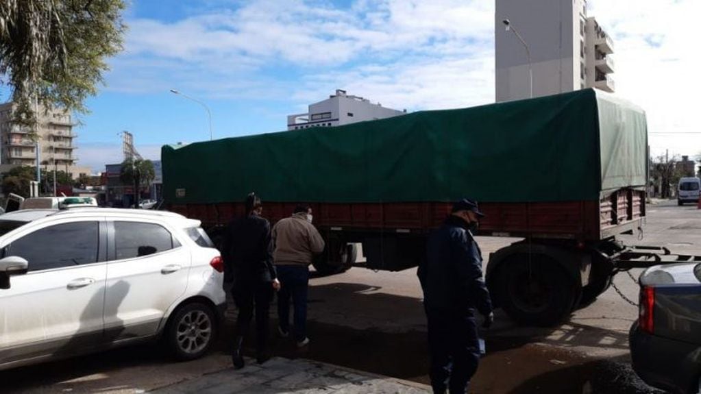 Tres jóvenes de Resistencia cruzaron a Corrientes escondidos en un camión