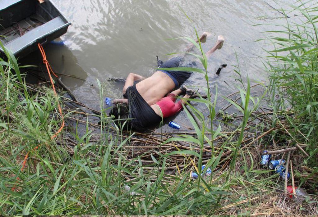 Los cuerpos sin vida de un presunto migrante y su bebé a orillas del Río Bravo en Matamoros, frontera con EE.UU. (Foto: Abraham Pineda-Jácome/EFE)