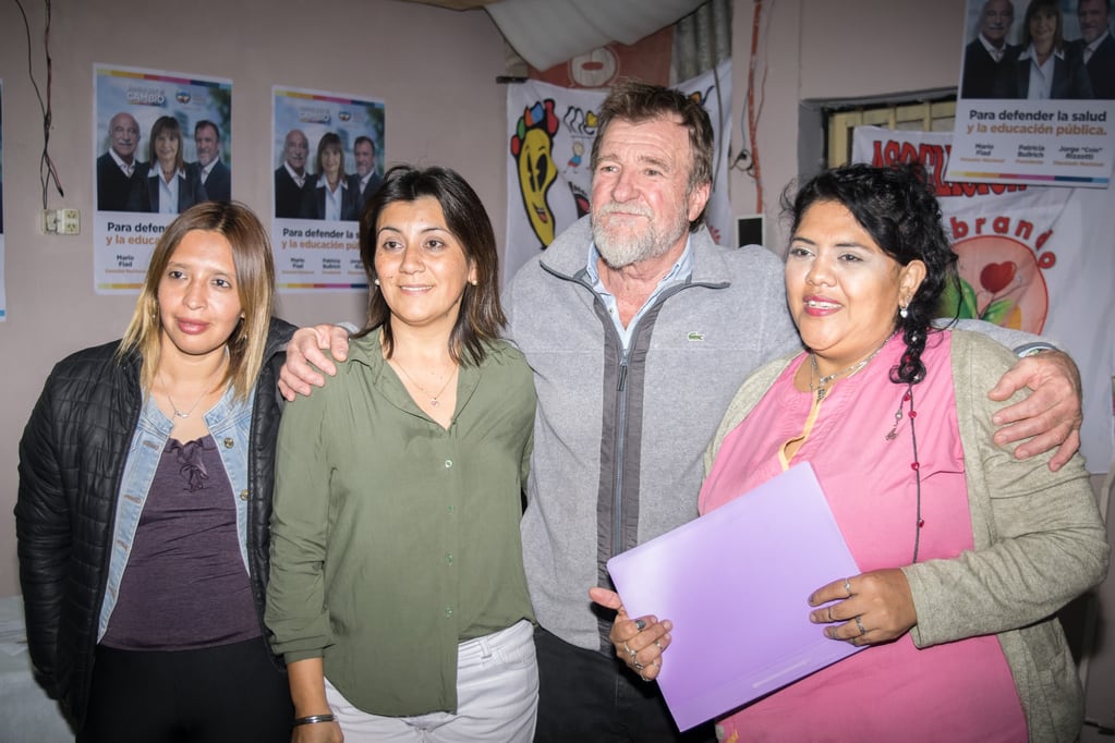 Claudia Machaca y Jorge Rizzotti, ambos candidatos a diputados nacionales por el frete Cambia Jujuy, posan con vecinas del barrio Tupac Amaru, al término de la reunión política.