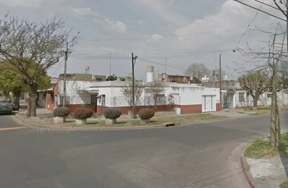 Un hombre denunció que le balearon el auto en la zona sur. (Street View)