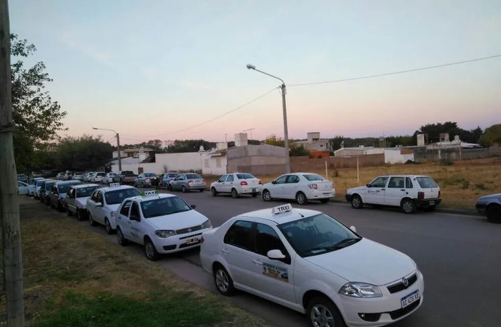 Taxis y remises en Colonia Caroya (Prensa Gobierno)