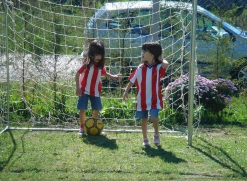 Gemelas estrellas River Plate: Toda la vida con la pelota. Delfina y Emilia, cuando empezaron a patear. (Foto: Clarín)