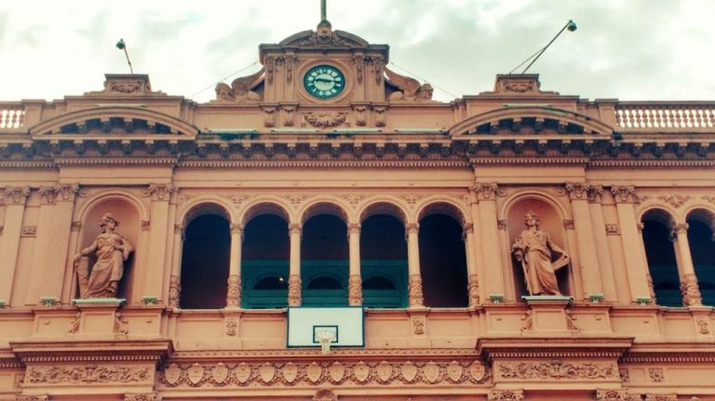 La Casa Rosada amaneció decorada con un aro de básquet en homenaje a la Selección Argentina (Foto: Twitter/@MauriElbueno)