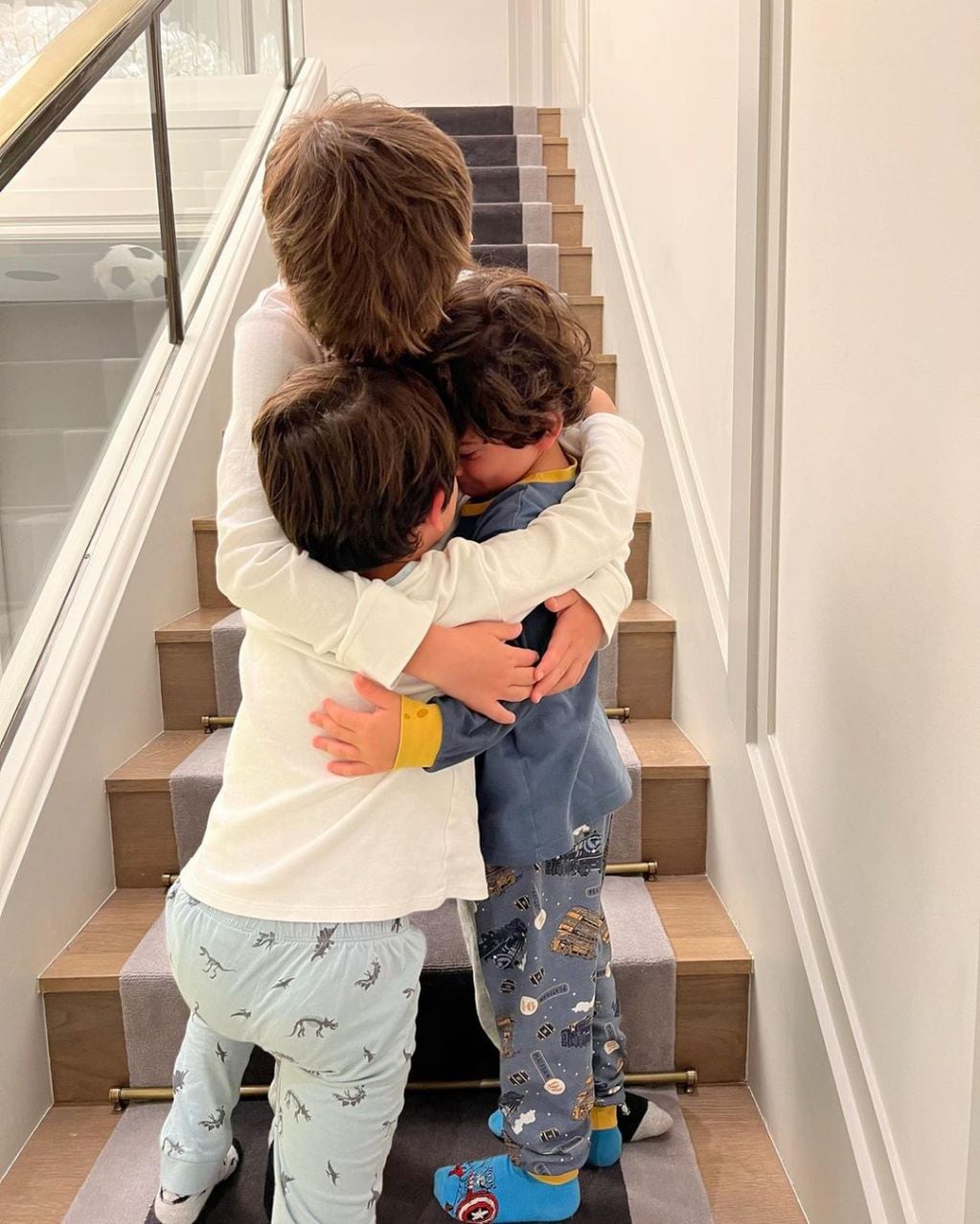Antonela Rocuzzo compartió una foto de sus tres hijos en su cuenta de Instagram.