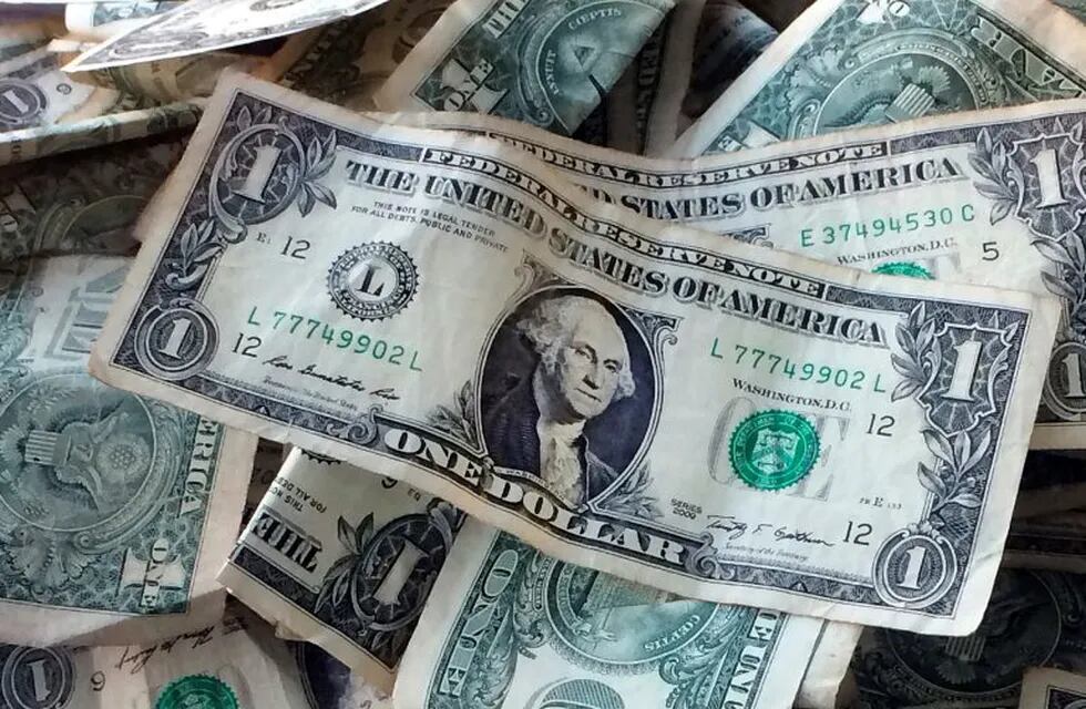 El dólar bajó casi 20 centavos y finalizó por debajo de los $43