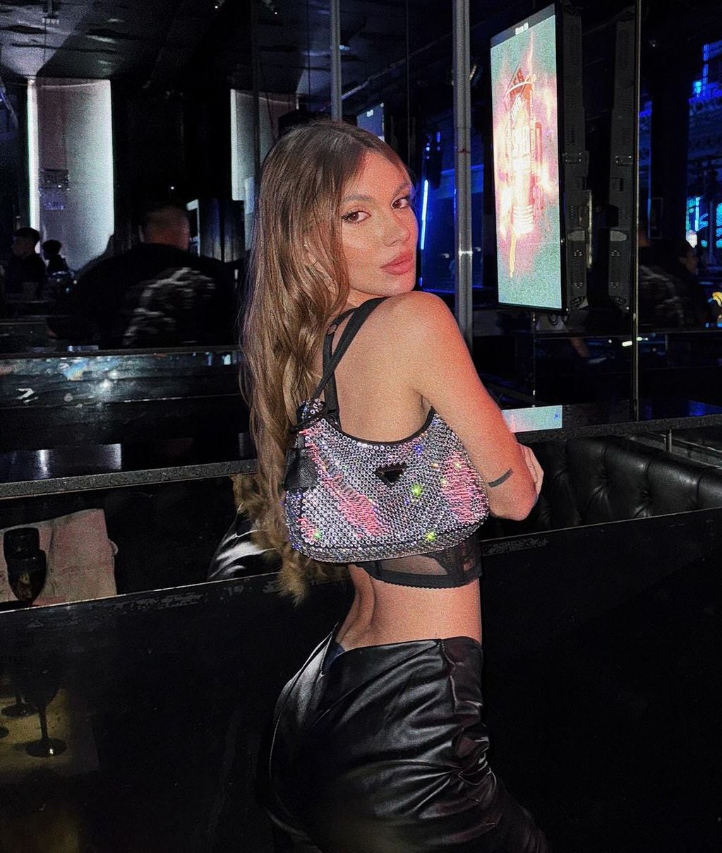 Escote ultra sexy y transparencias: Sasha Ferro apostó por un look total black y revolucionó a sus fans