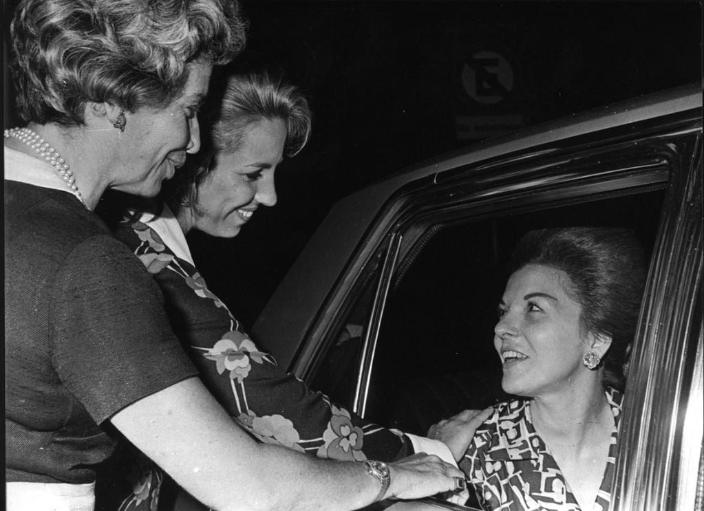 Isabel Perón saluda a simpatizantes desde el auto.