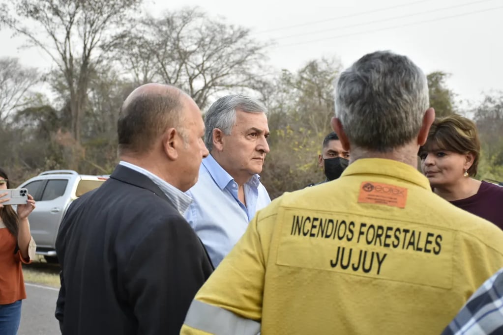 El gobernador Morales se hizo presente en la zona de las Yungas donde los brigadistas de lucha contra el fuego combaten las llamas.