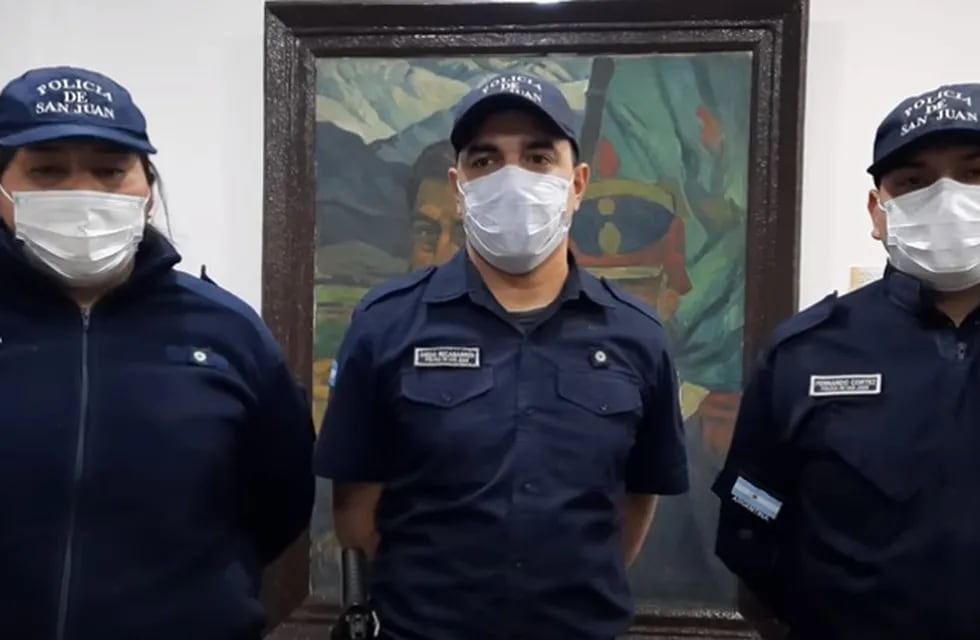 Nadia Villegas, Fernando Cortez y Diego Recabarren, los tres policías que asistieron a la joven en su parto.