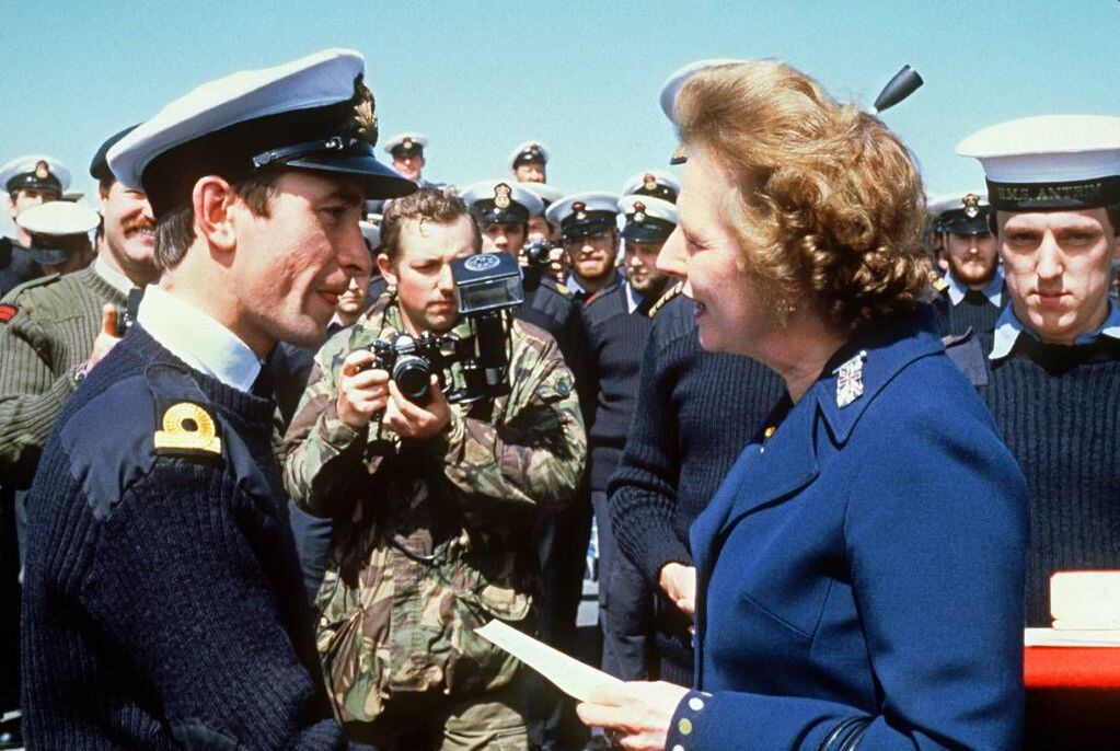 Margaret Thatcher, durante su primera visita a las Malvinas y saludando a las Fuerzas Armadas británicas. Fue en 1983, al año siguiente de finalizada la guerra.