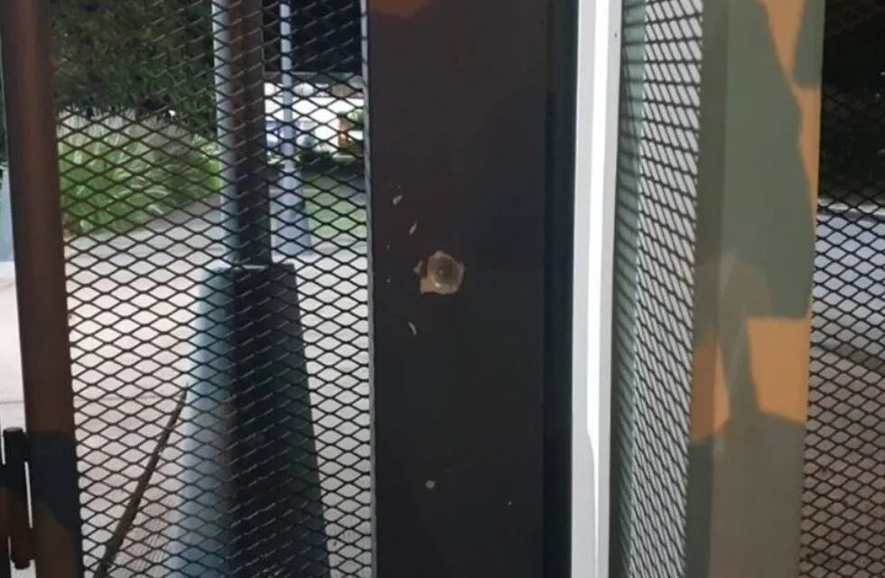 Uno de los proyectiles impactó sobre el portón en Avenida Presidente Perón al 8100.