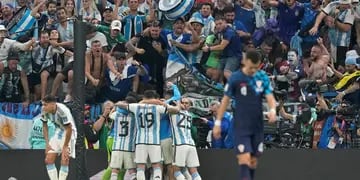 Argentina celebra el segundo tanto de Álvarez ante Croacia